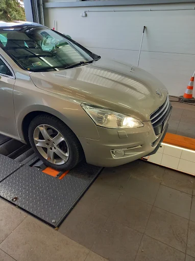 Samochód podczas badania na stacji kontroli pojazdów SpecCar